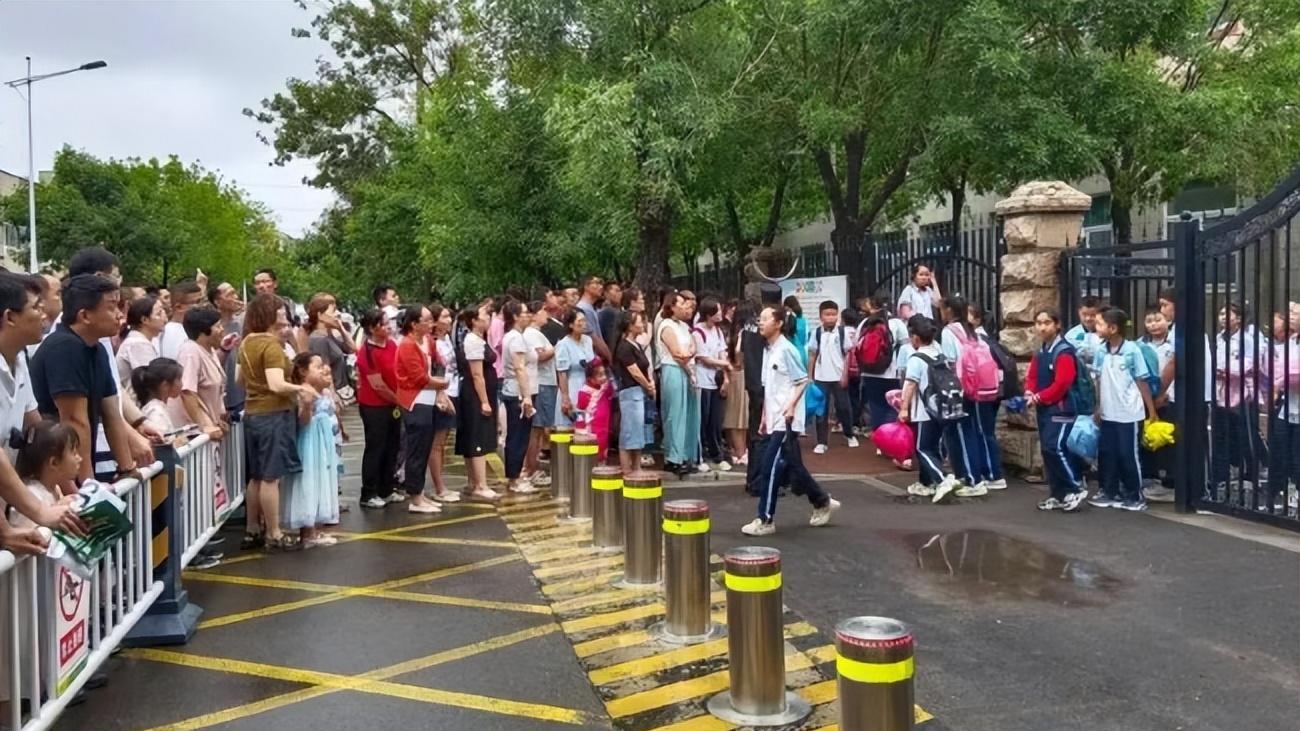 大学教授炮轰初中生要家长接送：别把孩子养成巨婴，家长愤怒回怼