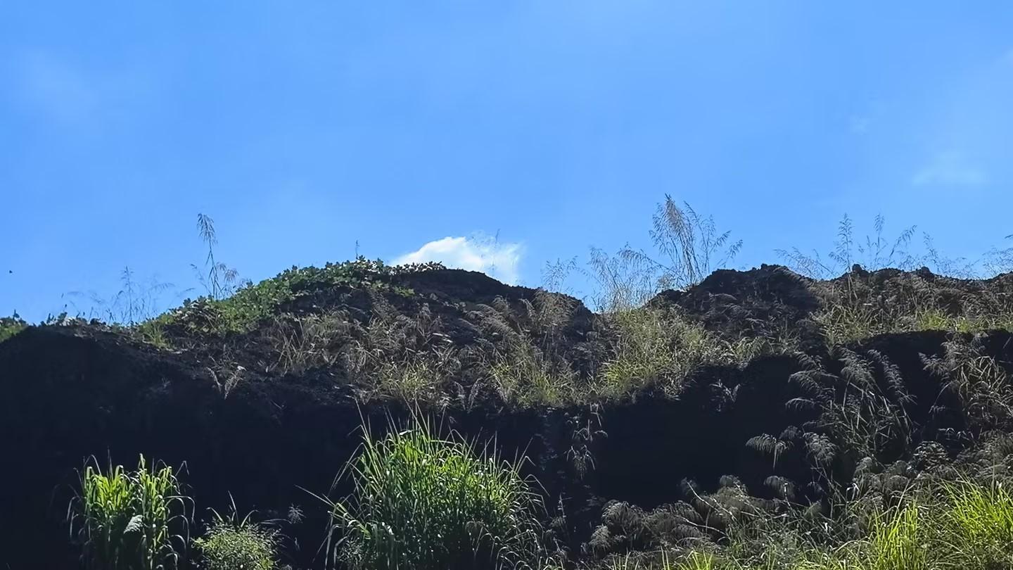 广东梅州群丰村锰渣非法倾倒多年未整改 中央环保督察曾督办，地方监管部门被指敷衍渎职