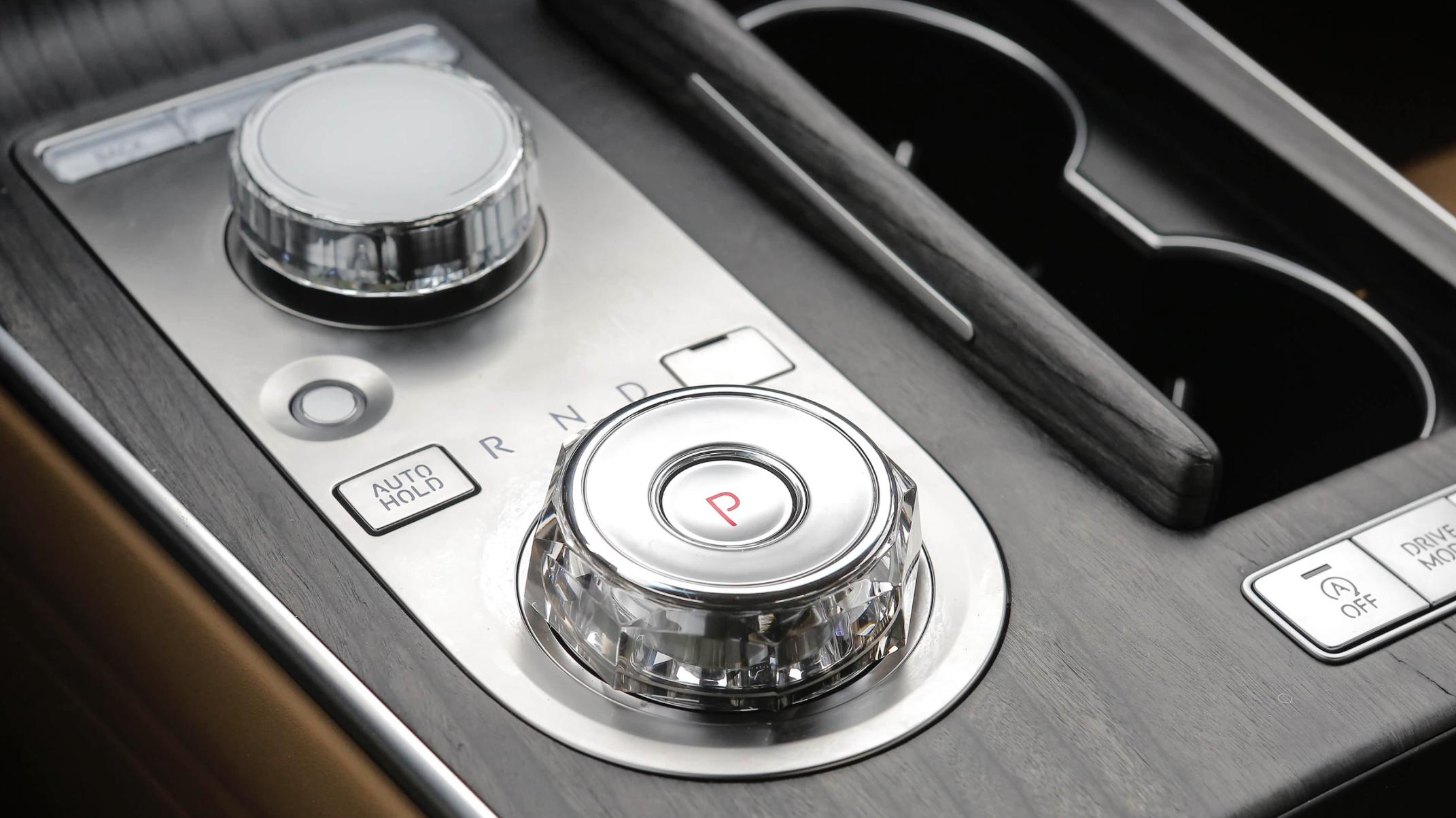 低调的行政级豪车，标配电吸门+四驱，搭载混动系统，续航1000km