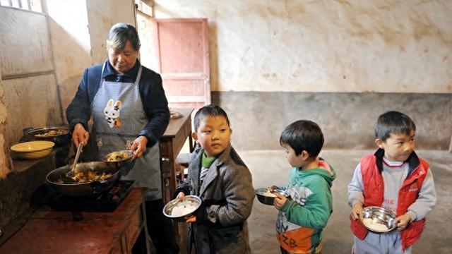 爷爷葬礼小姑不给钱，却要求礼单上写一万元，父亲大骂：给我滚