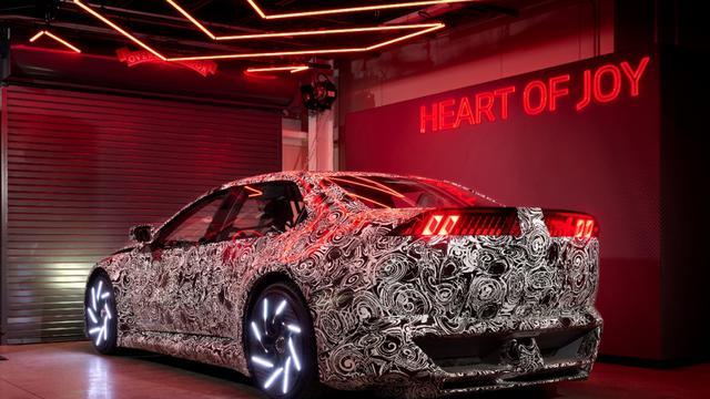 BMW新世代智舱“巨幕”展台首秀上海车展，三大首创技术亮相