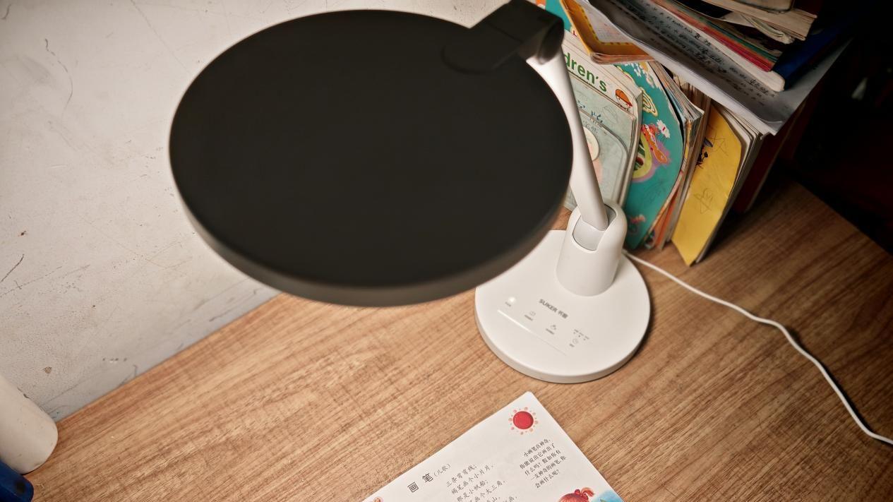 把“自然光”搬进书房，百元级别护眼台灯书客SKY护眼台灯评测