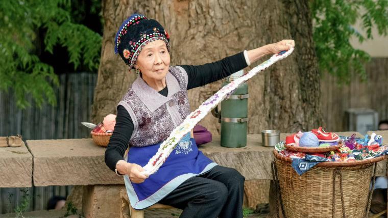 87岁吴彦姝现状：丈夫去世20年，一个人住破房子，钱都在经纪2