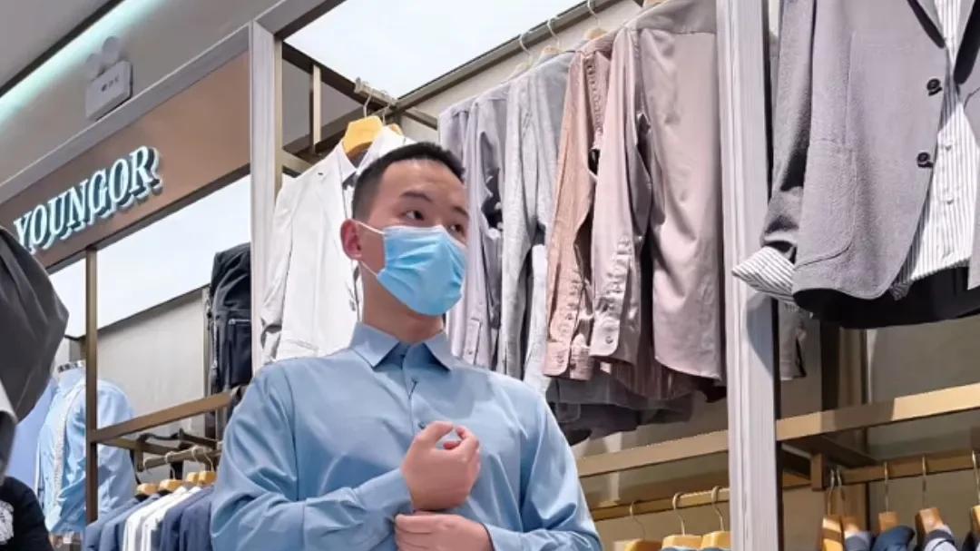 妈妈带谢浩男买新衣服，网友夸赞不愧是军人，腰板笔直眼神坚毅
