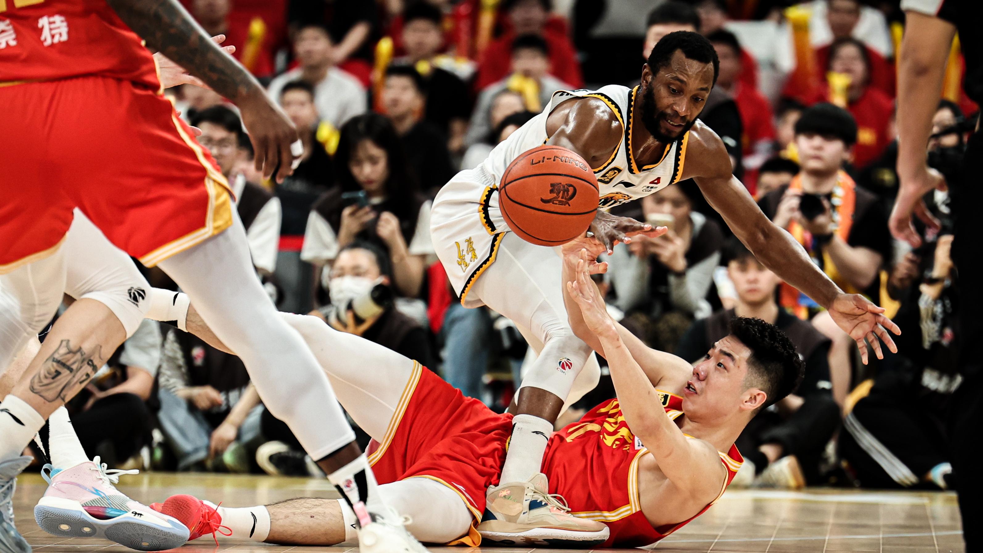 CBA季后赛G1：辽宁男篮19分惨败浙江广厦，主教练杨鸣只能干瞪眼