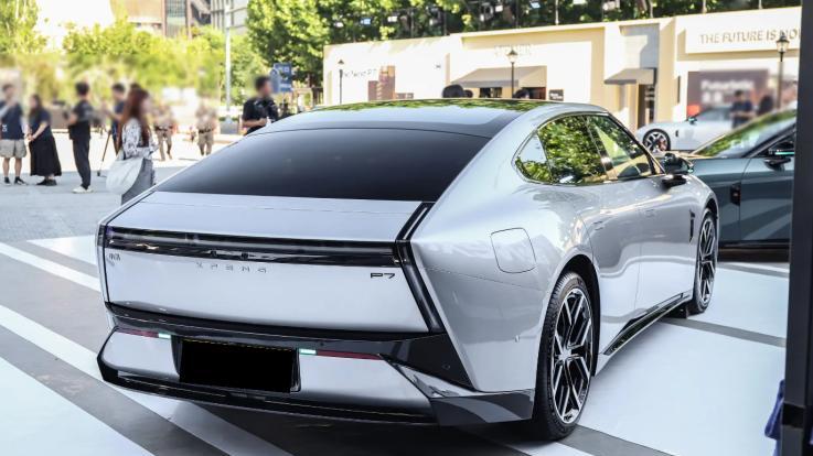 好久没见过原创这么高的车了！纯电续航820km，比小米SU7帅