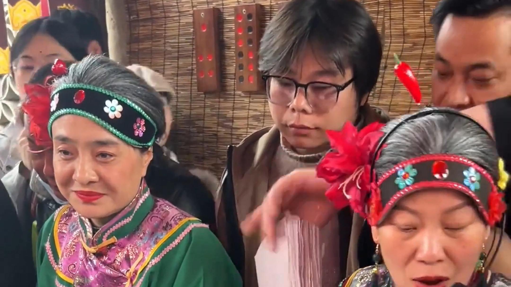 景区回应NPC被游客锁喉抢银票