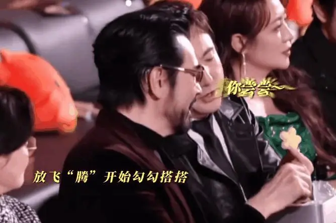 赢麻了！46岁汤唯穿着风衣走红毯，居然秒了整个内娱！