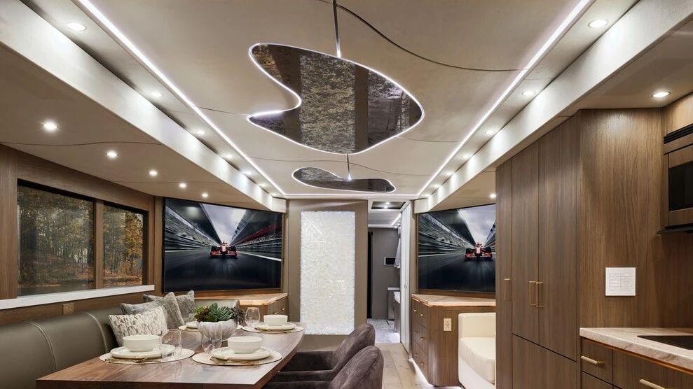 全球仅此一台的路上移动宫殿！500万美元双层旅居拖挂房车