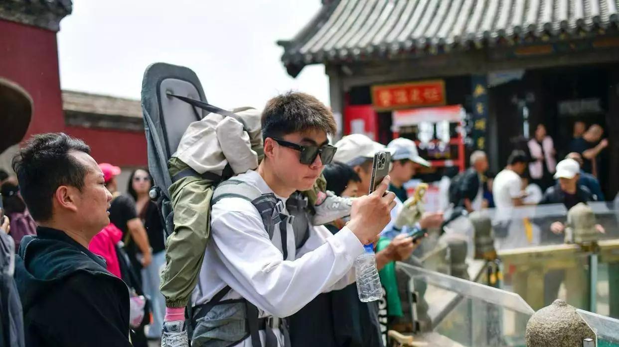 靠陪爬泰山，大学生月入过万，2小时登顶，这项新职业爆火中