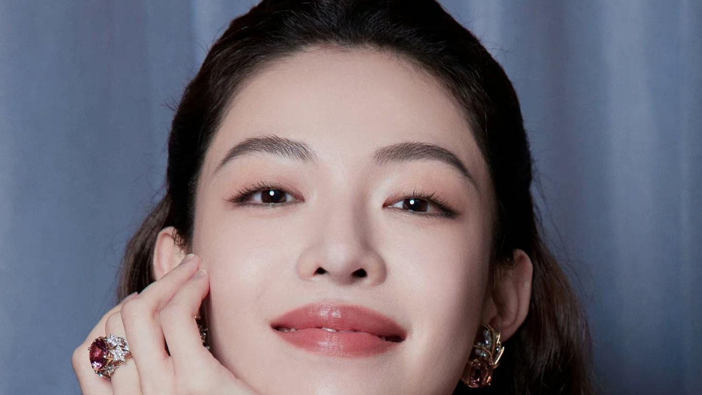 钟楚曦站C位：被喷德不配位，人气不足！