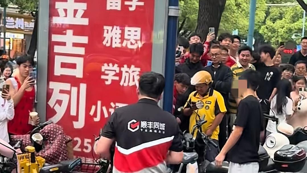 湖南顺丰小哥破防崩溃，辛苦跑单赚钱给女友，取单时看到了这一幕