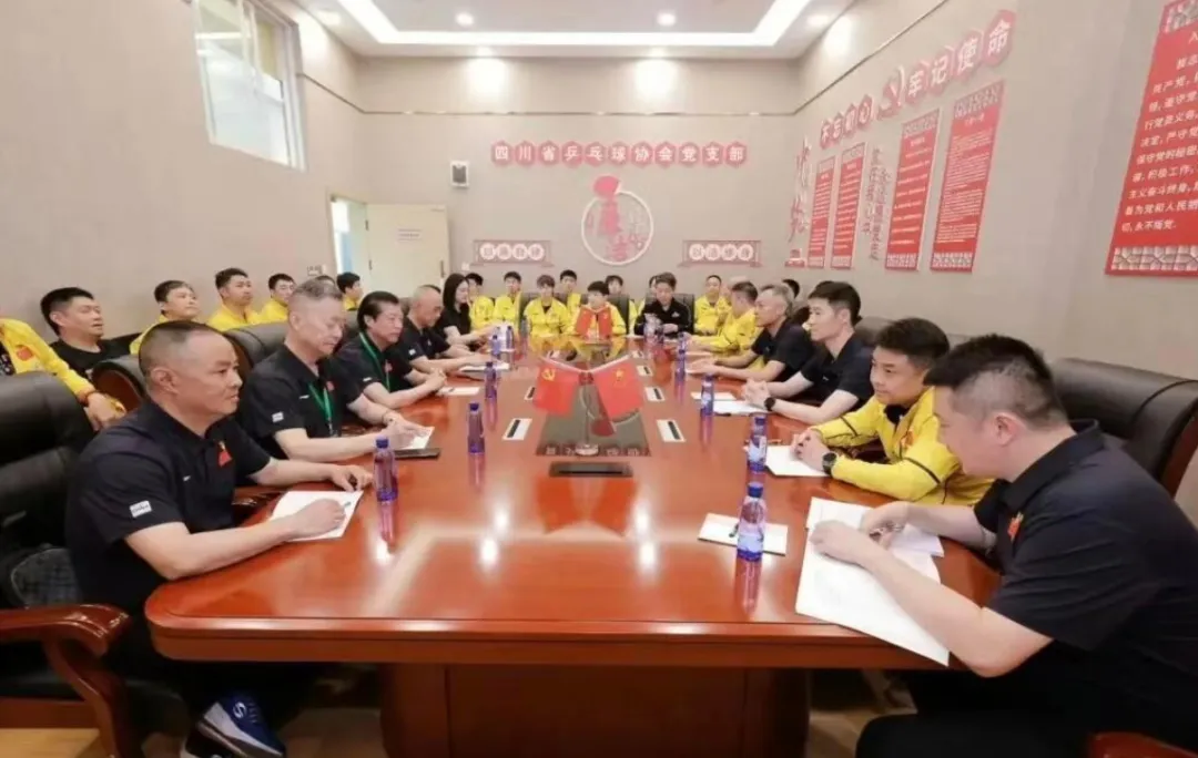国乒召开内部会议，王励勤秦志戬在C位，孙颖莎板正坐球员正中间
