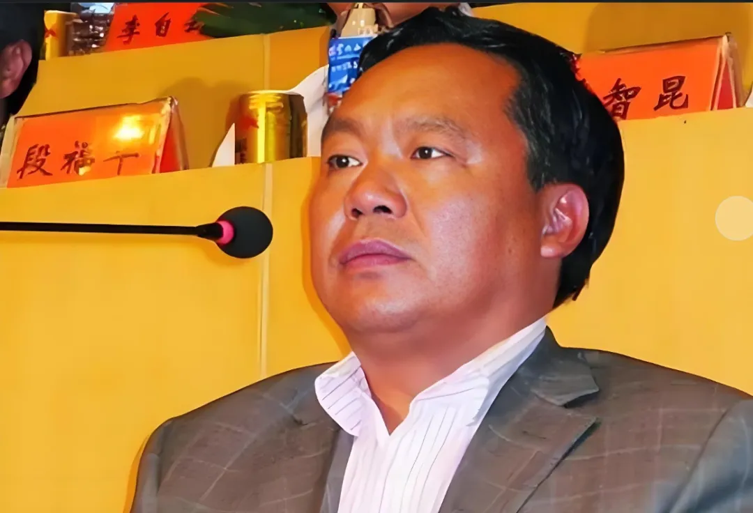 “三狂州长”杨红卫：吸毒狂欢，热衷于政绩工程，包养多名情妇，国内外房产众多