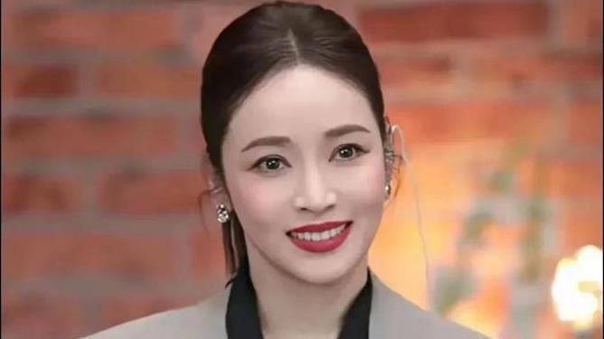 侯佩岑从周董前女友到代言人！顶流转型成爆款，事业新高峰！