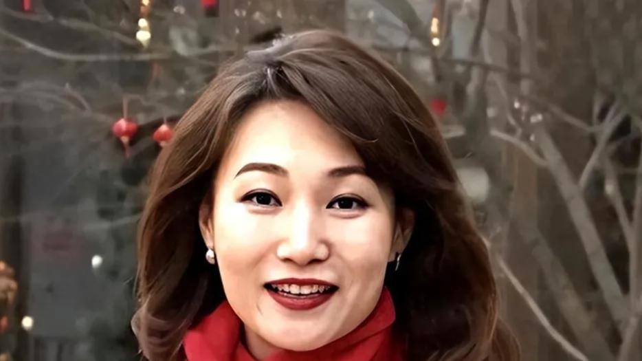 深扒之下，终于知道央视主持人李梓萌为何47岁还不结婚了！