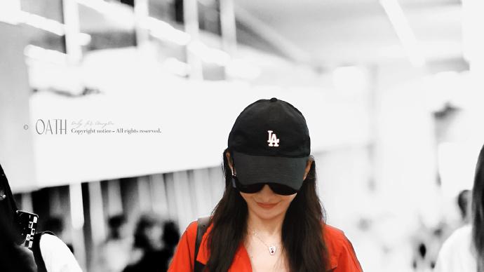 王鸥也太会穿了！红色夹克外套九分牛仔直筒裤，时髦洋气又减龄