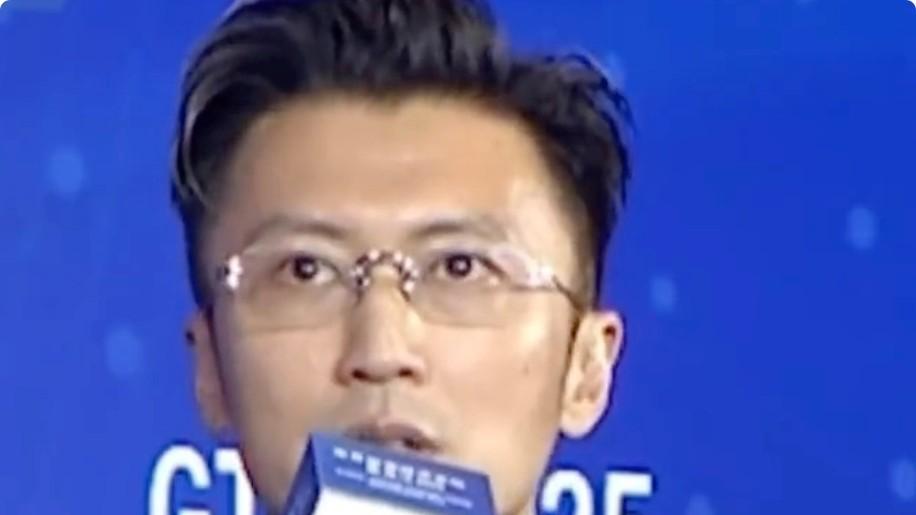 李湘带女儿“镀金”，王诗龄一身珠光宝气，与霍启刚何超琼同框却格格不入