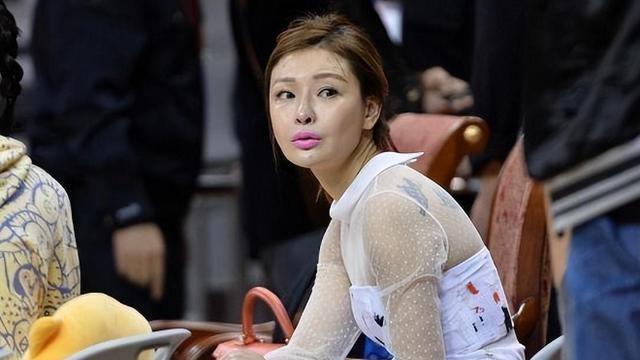 谁注意宏远老板娘，昨晚的穿着打扮太迷人，44岁一头金发韵味十足