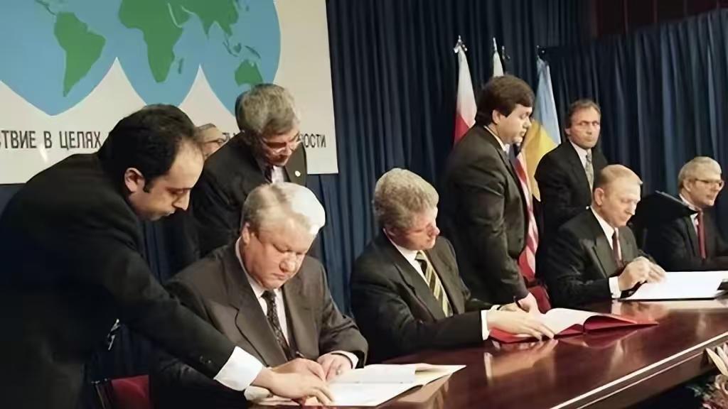 泽连斯基“卖国求存”！《布达佩斯备忘录》成废纸，西方承诺彻底崩塌