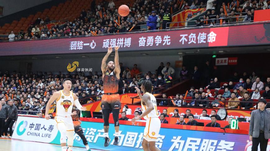 1秒空篮不进！山东惜败深圳，高诗岩赛后怼球迷！