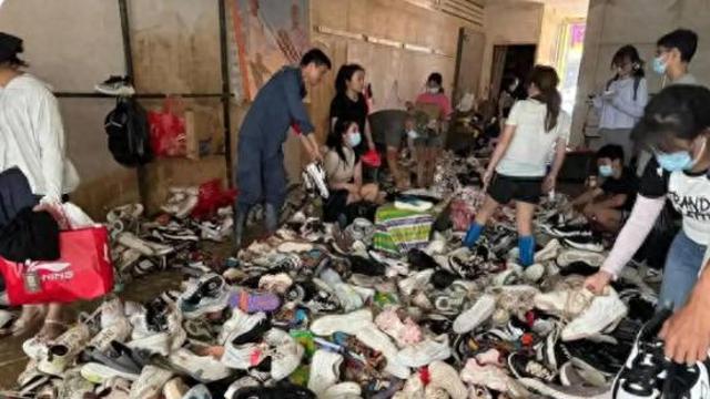 这就是人性！贵州榕江洪灾，某鞋店已经损失百万，却还遭网友耻笑