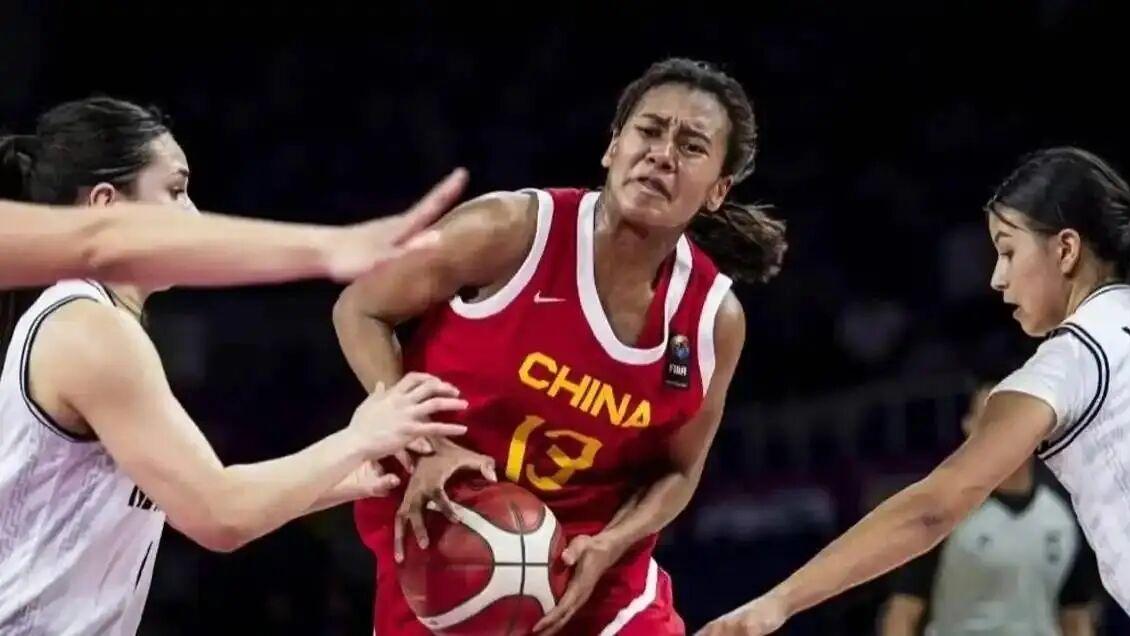 父亲是英国黑人球员，母亲是辽宁球员，她成了国青首位混血女球员
