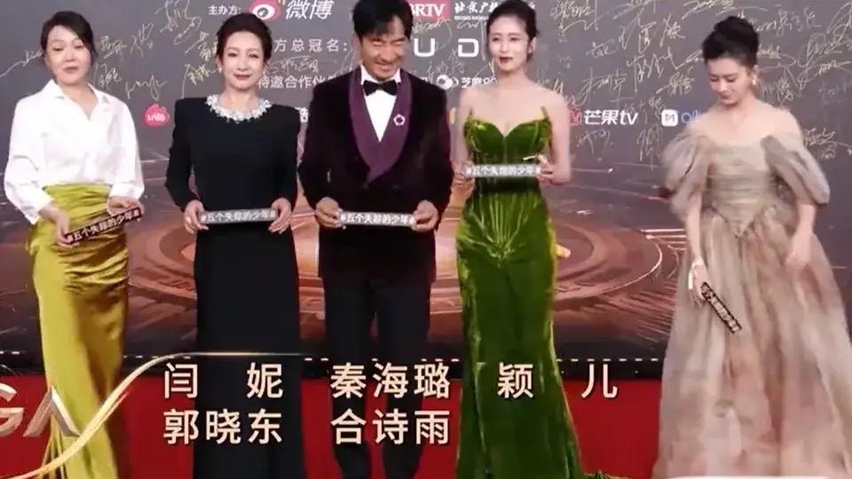 微博视界大会红毯有多乱？女明星裙摆被踩、不红靠边站，杨幂被迫做起红毯交通指挥员