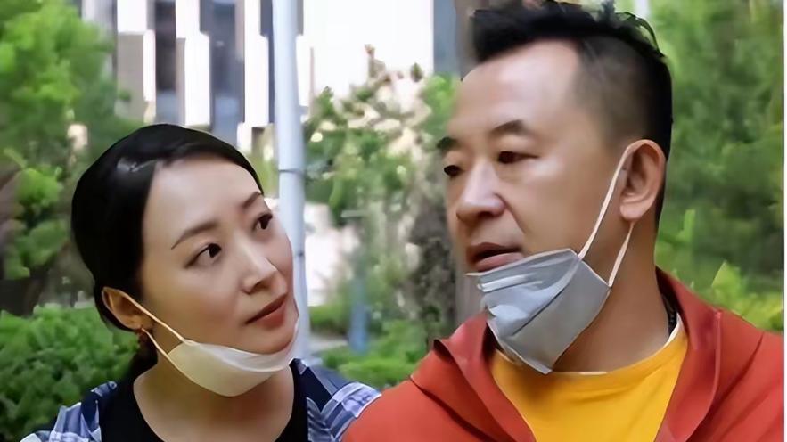 演员曲栅栅：嫁给出狱后的黄海波，甘心养夫10年，如今过得怎样？