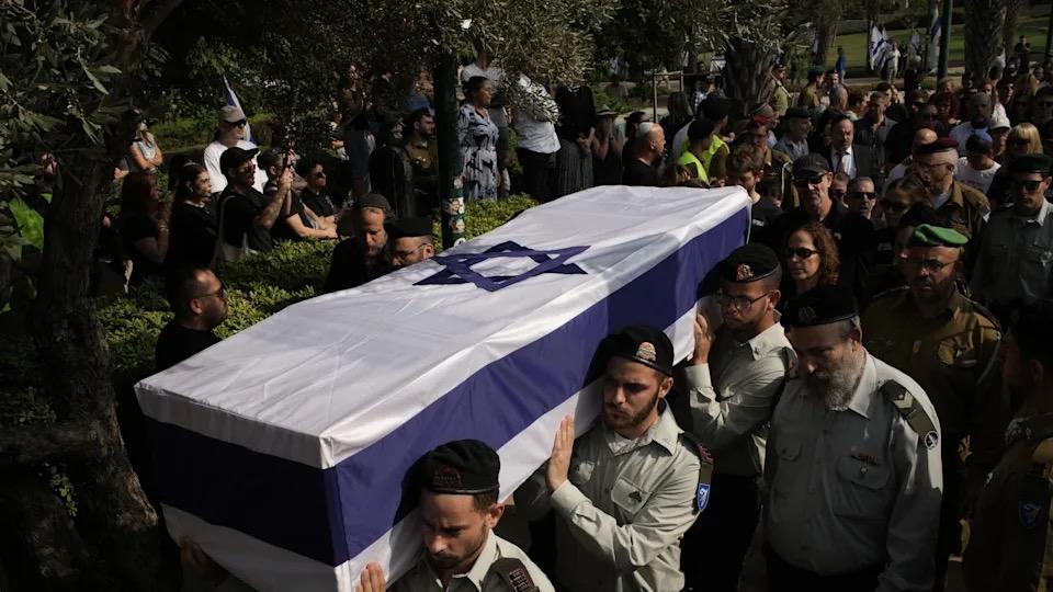 以色列裔美国军官遗体归国，以色列举行军事葬礼，数百人参加哀悼