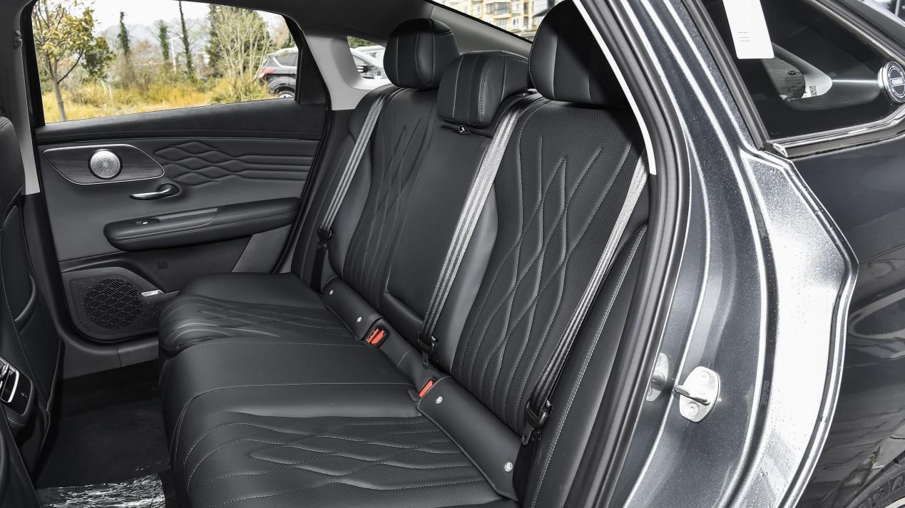 合资轿车慌不慌？奇瑞艾瑞泽8 PRO 10.39万起，1.6T和2.0T动力