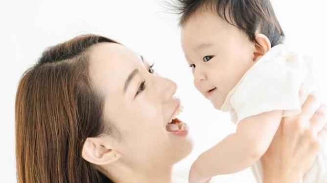 0 - 3个月宝宝发育里程碑对照：新手爸妈的成长观测指南