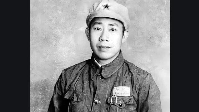 宋时轮饭店正吃饭，忽听一名字，迫切问道：你们老板，真叫董竹君