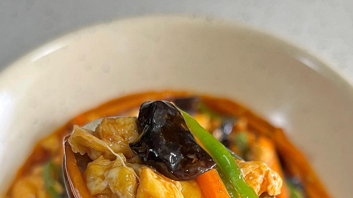 鱼香鸡蛋是一道非常经典的川味家常菜以其不见鱼却有鱼香酸甜微辣的复合口味而备受欢迎