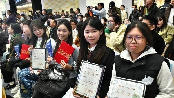 武汉都市圈同享美食盛宴，各地游客来汉品尝冬季小龙虾