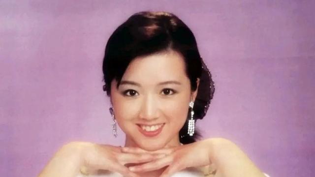 58岁侯勇抱2岁儿子现身，三婚妻子个儿比他还高，一身奢侈品好美