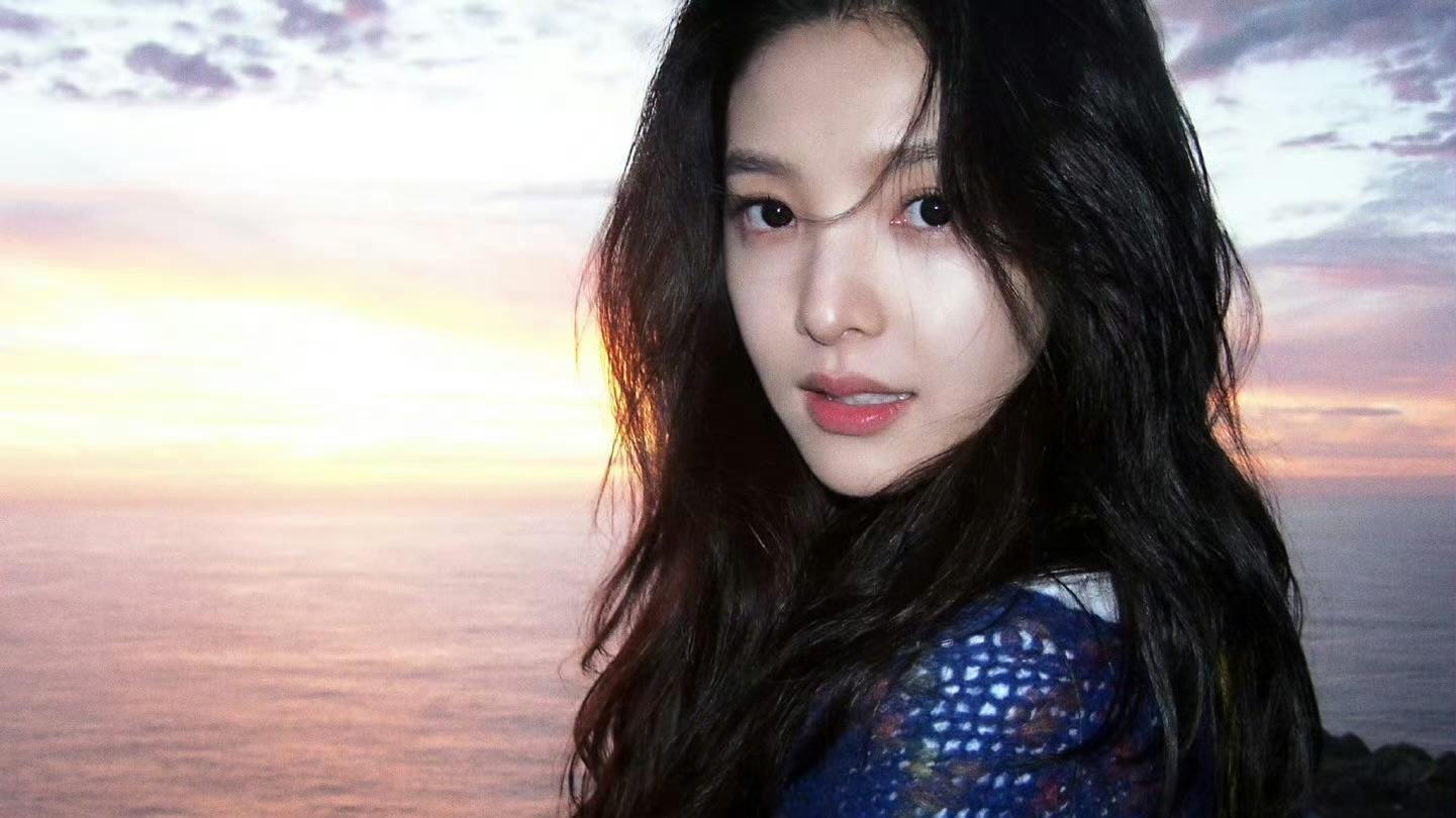 章若楠生日大片解锁海边氛围感 蓝黄撞色穿搭甜愈值拉满