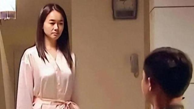 她曾是体操冠军，16岁被姜文带进娱乐圈，风流成性，绯闻多如雪花