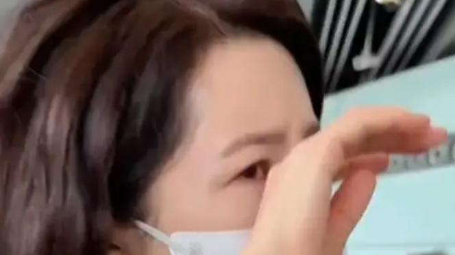 曾黎机场遇粉丝暖心祝福感动落泪！此前工作室"倒卖礼物"争议风波未平