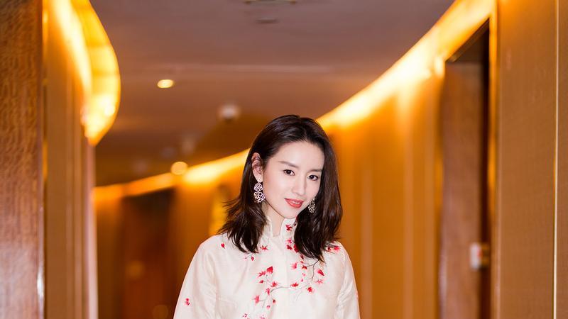 董洁休闲小聚素颜出镜，笑容明媚，气质优雅难掩清冷