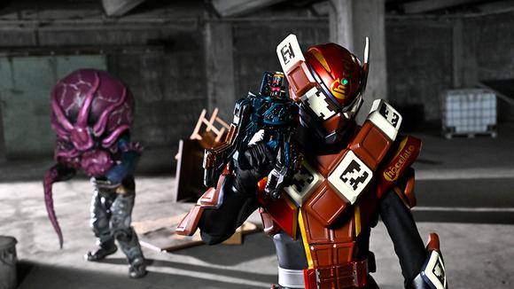 假面骑士加布：熟假果然是批量制作，绊斗母亲被做成黑暗零食！