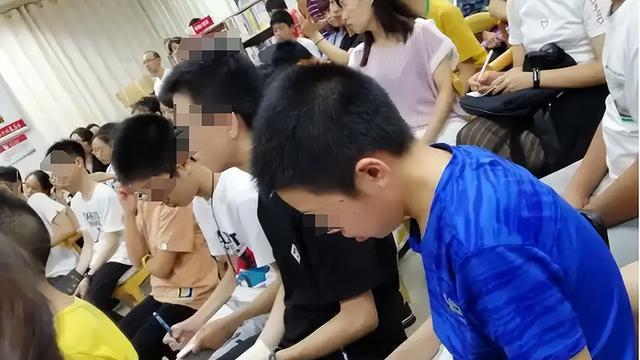 一天之内，两人被执行死刑，一个撞死35人，一个持刀行凶致死8人
