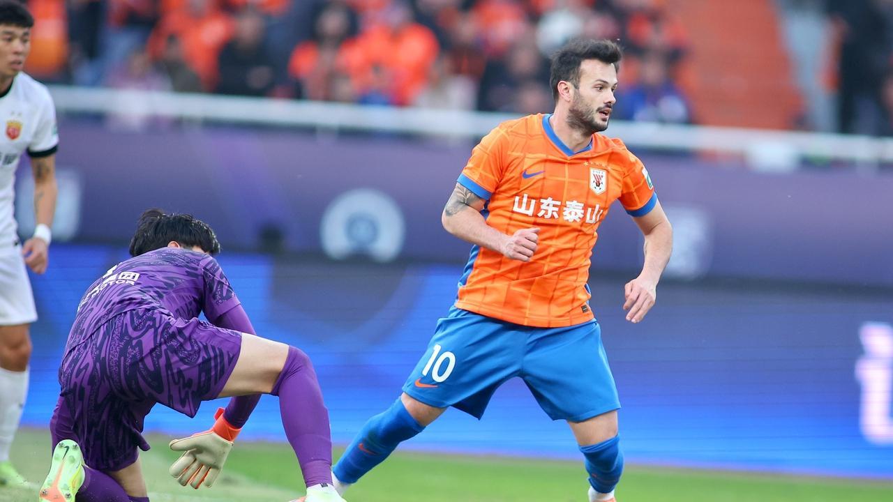山东泰山队3比1主场战胜海港，瓦科梅开二度，韩鹏排出全华班后防线，换人出奇效