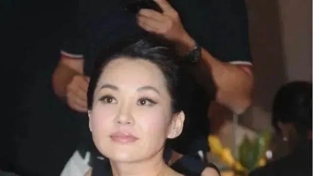 许晴身材真丰腴！穿半透明蕾丝裙差点“撑爆”，54岁依旧优雅迷人