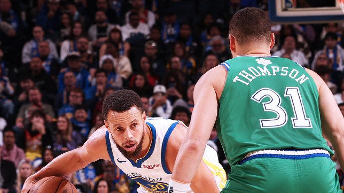 勇士力克独行侠3连胜！库里突破26000分，浓眉伤退，弗拉格27+6+5