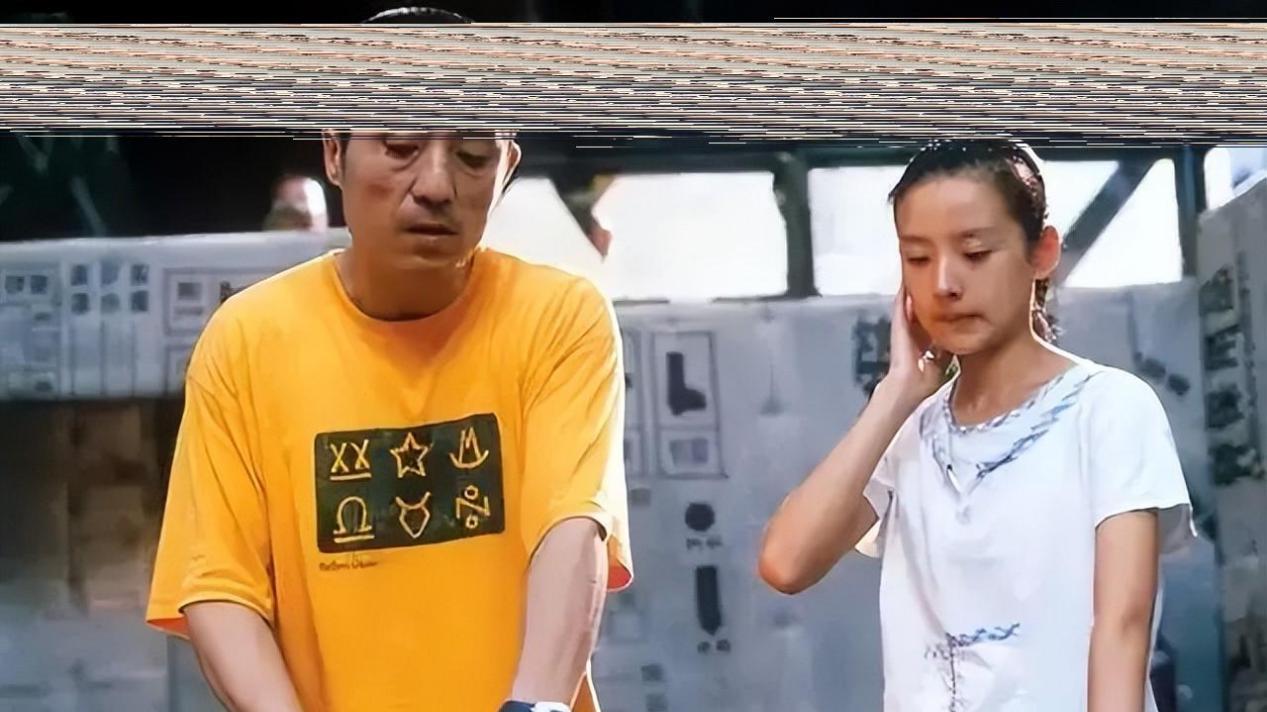 44岁董洁晒生日合照，法令纹明显，15岁顶顶搞怪不断，长相随爸爸