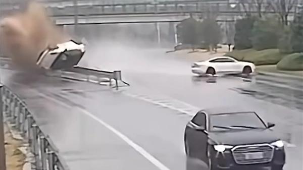 “公路坦氪”硬核到离谱！
