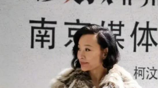 61岁陈冲“断崖式”衰老！穿奢华皮草配金项链，打扮奢侈却难掩一脸老态