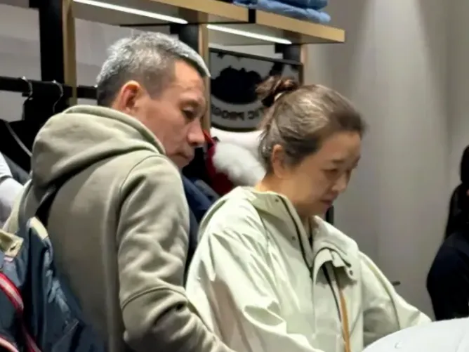 57岁江珊和老公韩国逛街被偶遇，背超大购物袋满头白发，美人老了