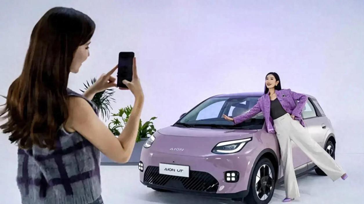 纯电“智能超跑”杀疯了！广汽埃安UT如何成为Z世代第一台爱车？